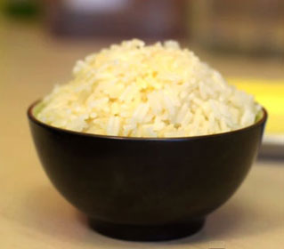 рис в тарелке