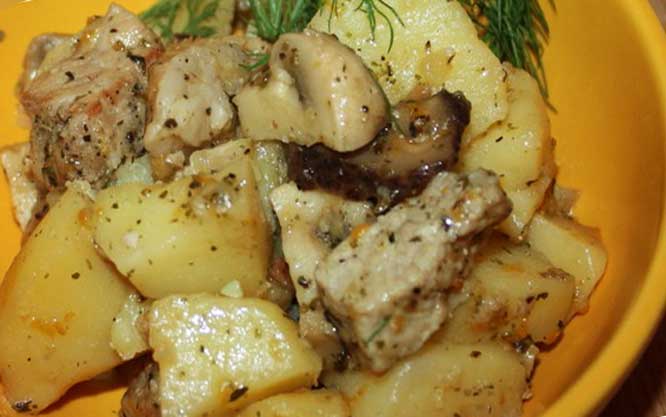 картофель с грибами и курицей