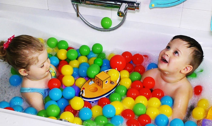 как развлечь детей в ванне